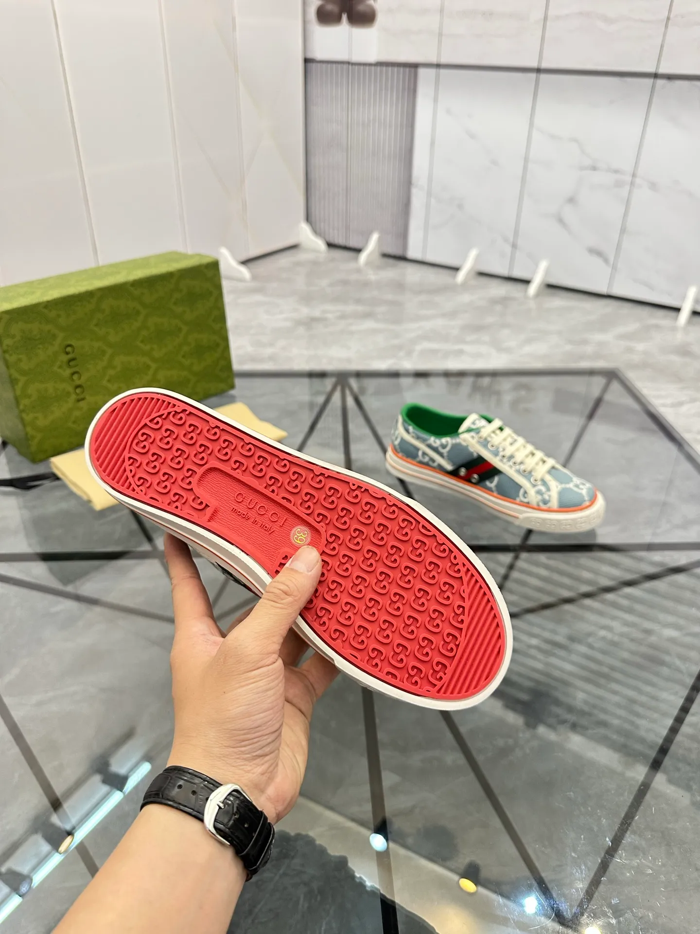 Men's shoes: 💰P380¥ Product trademark: Gucci* "Gucci*" low-top casual shoes Regular size: 38-44 (can be customized to 45.46.) Product materials: Original material from the upper counter, breathable lining, original outsole. Number: 661